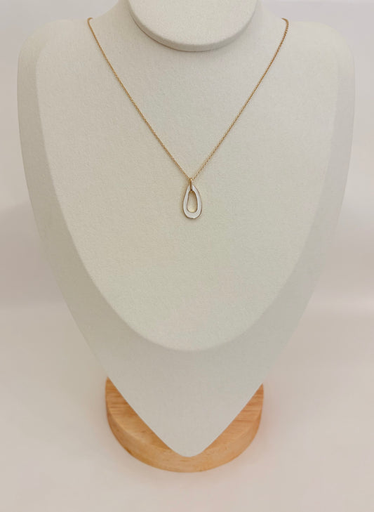 COLLIER PLAQUÉ OR ET PENDENTIF LAQUE BLANCHE