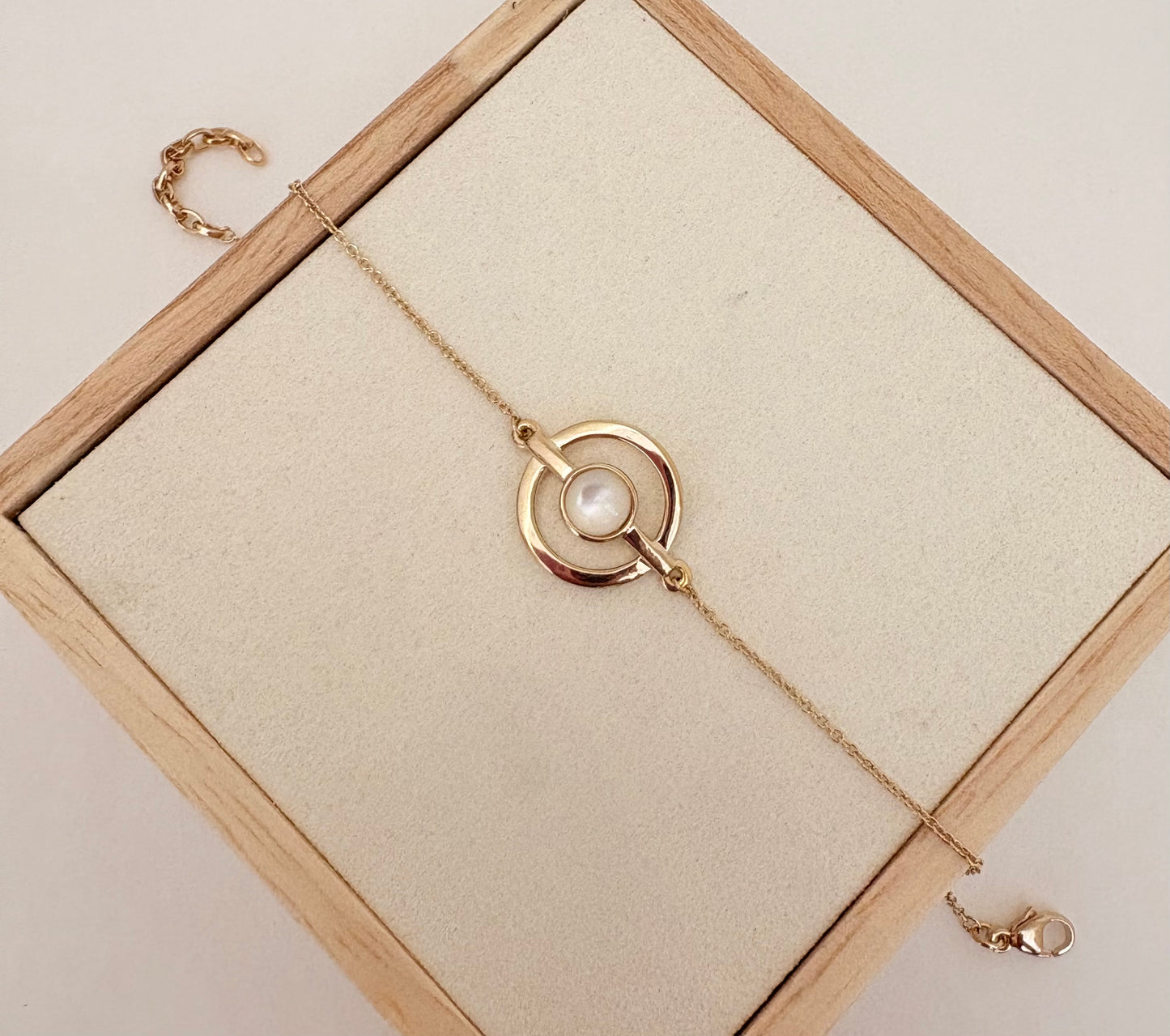 BRACELET PLAQUÉ OR DOUBLE CERCLE ET NACRE