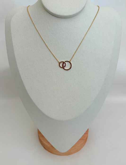 COLLIER PLAQUÉ OR CERCLES ENTRELACÉS ET OXYDE