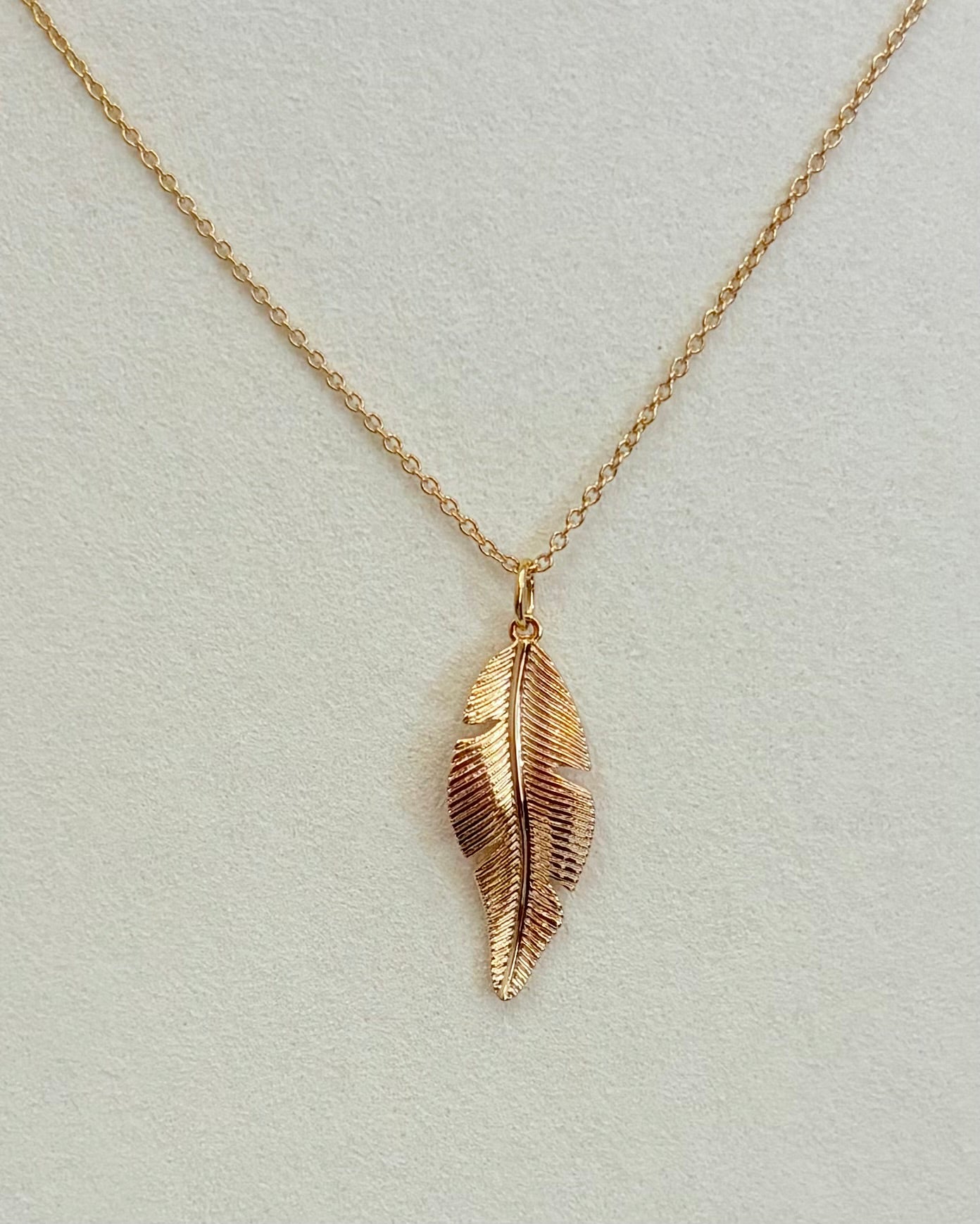 COLLIER PLAQUÉ OR PENDENTIF PLUME