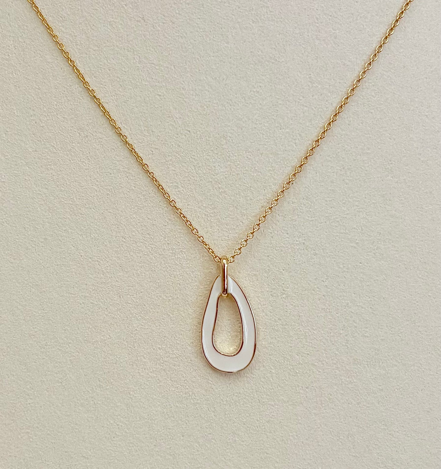 COLLIER PLAQUÉ OR ET PENDENTIF LAQUE BLANCHE