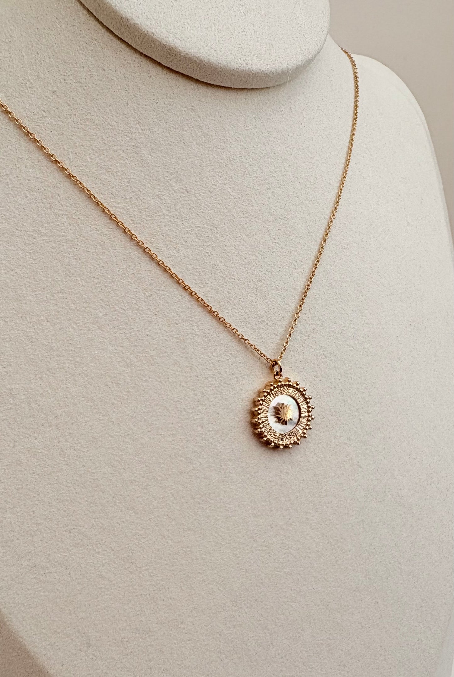 COLLIER PLAQUÉ OR ET NACRE SOLAIRE