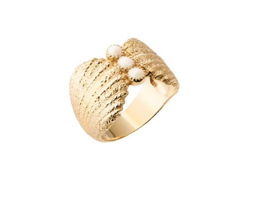 BAGUE PLAQUÉ OR ET PERLE DE LAQUE BLANCHE