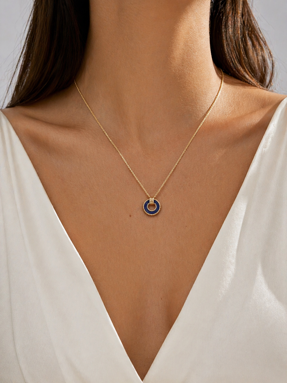 Collier Plaqué Or avec pendentif rond orné d'Oxydes et laque bleu